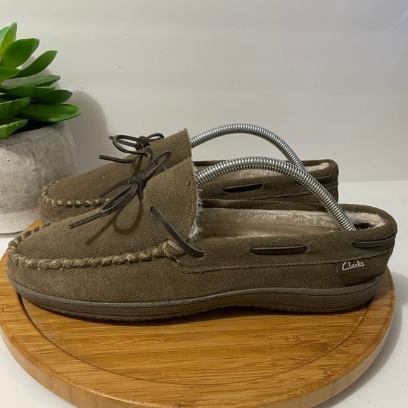 Clarks Brown Suede Moccasin Slippers Faux Fur Lined Comfort Loafers Size 10M - Picture 1 of 9